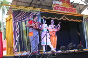 Foto - Espetáculo Caixola Brincante apresentado pelo Teatro a Bordo