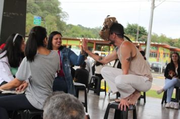 Foto - Espetáculo Caixola Brincante apresentado pelo Teatro a Bordo