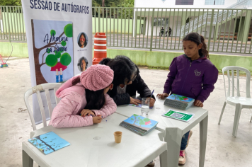 Foto - Sessão de Autógrafos - Árvore Guararema
