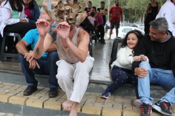 Foto - Espetáculo Caixola Brincante apresentado pelo Teatro a Bordo