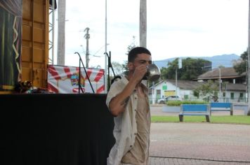 Foto - Espetáculo Caixola Brincante apresentado pelo Teatro a Bordo