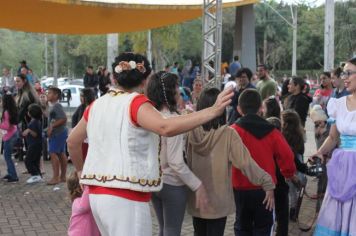 Foto - Espetáculo Caixola Brincante apresentado pelo Teatro a Bordo