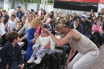 Foto - Espetáculo Caixola Brincante apresentado pelo Teatro a Bordo