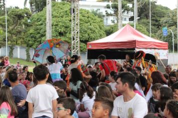 Foto - Espetáculo Caixola Brincante apresentado pelo Teatro a Bordo