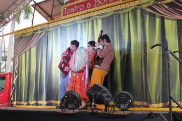 Foto - Espetáculo Caixola Brincante apresentado pelo Teatro a Bordo