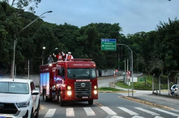 Foto - Chegada do Papai e Mamãe Noel em Cajati 