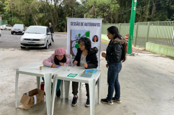 Foto - Sessão de Autógrafos - Árvore Guararema
