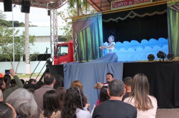 Foto - Espetáculo Caixola Brincante apresentado pelo Teatro a Bordo