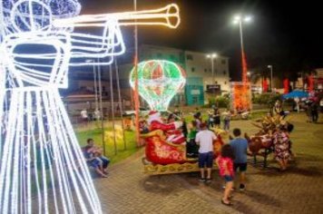 Foto - Movimento Natalino – Papai Noel e Ônibus Iluminado