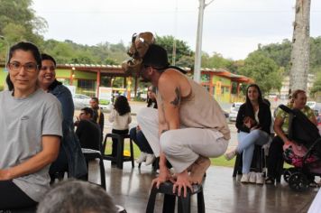 Foto - Espetáculo Caixola Brincante apresentado pelo Teatro a Bordo