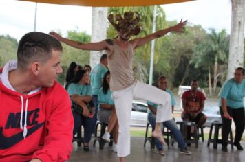 Foto - Espetáculo Caixola Brincante apresentado pelo Teatro a Bordo