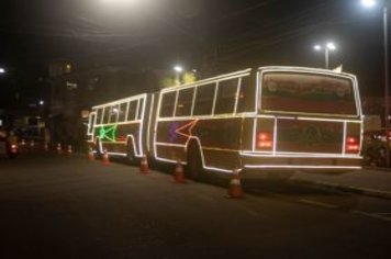 Foto - Movimento Natalino – Papai Noel e Ônibus Iluminado
