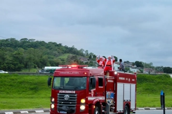 Foto - Chegada do Papai e Mamãe Noel em Cajati 