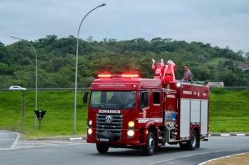 Foto - Chegada do Papai e Mamãe Noel em Cajati 