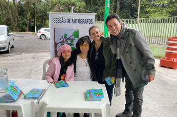 Foto - Sessão de Autógrafos - Árvore Guararema