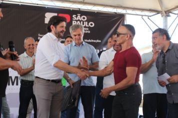 Foto - Inauguração do Empreendimento Cajati D- 65 casas e entrega de 280 títulos de Regularização Fundiária