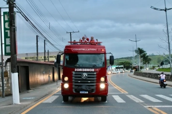 Foto - Chegada do Papai e Mamãe Noel em Cajati 