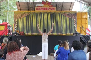 Foto - Espetáculo Caixola Brincante apresentado pelo Teatro a Bordo