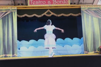 Foto - Espetáculo Caixola Brincante apresentado pelo Teatro a Bordo