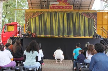 Foto - Espetáculo Caixola Brincante apresentado pelo Teatro a Bordo