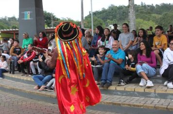 Foto - Espetáculo Caixola Brincante apresentado pelo Teatro a Bordo