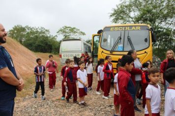 Foto - Alunos da Escola Municipal Francisco José de Lima Jr visitam o aterro sanitário do Município