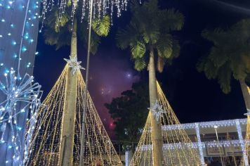 Foto - Réveillon com a Banda Origins e fogos de artifícios sem estampido marcaram a virada do ano em Cajati