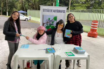 Foto - Sessão de Autógrafos - Árvore Guararema