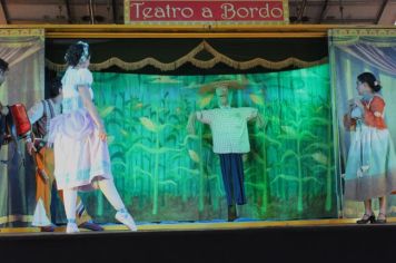 Foto - Espetáculo Caixola Brincante apresentado pelo Teatro a Bordo