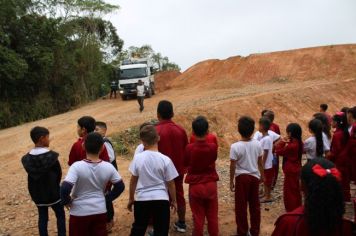 Foto - Alunos da Escola Municipal Francisco José de Lima Jr visitam o aterro sanitário do Município