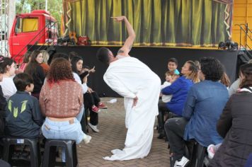 Foto - Espetáculo Caixola Brincante apresentado pelo Teatro a Bordo