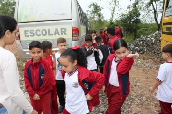 Foto - Alunos da Escola Municipal Francisco José de Lima Jr visitam o aterro sanitário do Município