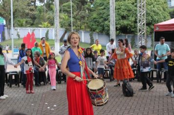 Foto - Espetáculo Caixola Brincante apresentado pelo Teatro a Bordo