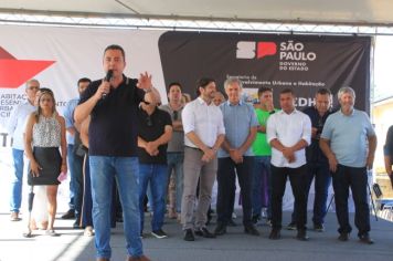 Foto - Inauguração do Empreendimento Cajati D- 65 casas e entrega de 280 títulos de Regularização Fundiária