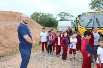 Foto - Alunos da Escola Municipal Francisco José de Lima Jr visitam o aterro sanitário do Município