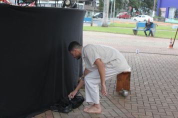 Foto - Espetáculo Caixola Brincante apresentado pelo Teatro a Bordo