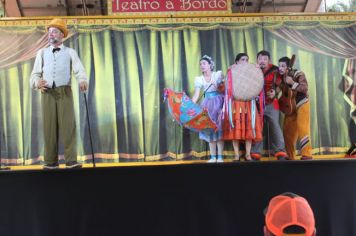 Foto - Espetáculo Caixola Brincante apresentado pelo Teatro a Bordo