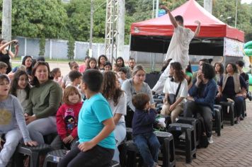 Foto - Espetáculo Caixola Brincante apresentado pelo Teatro a Bordo