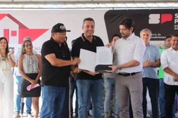 Foto - Inauguração do Empreendimento Cajati D- 65 casas e entrega de 280 títulos de Regularização Fundiária