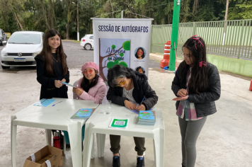 Foto - Sessão de Autógrafos - Árvore Guararema