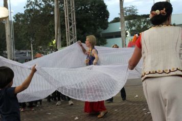 Foto - Espetáculo Caixola Brincante apresentado pelo Teatro a Bordo