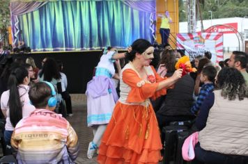 Foto - Espetáculo Caixola Brincante apresentado pelo Teatro a Bordo