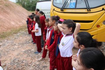 Foto - Alunos da Escola Municipal Francisco José de Lima Jr visitam o aterro sanitário do Município