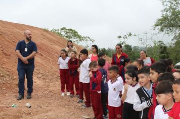 Foto - Alunos da Escola Municipal Francisco José de Lima Jr visitam o aterro sanitário do Município