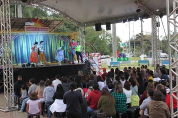 Foto - Espetáculo Caixola Brincante apresentado pelo Teatro a Bordo