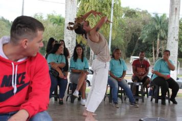 Foto - Espetáculo Caixola Brincante apresentado pelo Teatro a Bordo