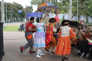 Foto - Espetáculo Caixola Brincante apresentado pelo Teatro a Bordo