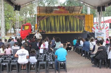 Foto - Espetáculo Caixola Brincante apresentado pelo Teatro a Bordo