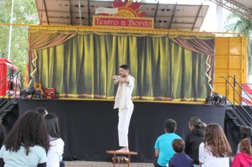 Foto - Espetáculo Caixola Brincante apresentado pelo Teatro a Bordo