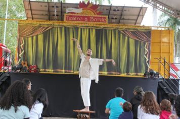 Foto - Espetáculo Caixola Brincante apresentado pelo Teatro a Bordo